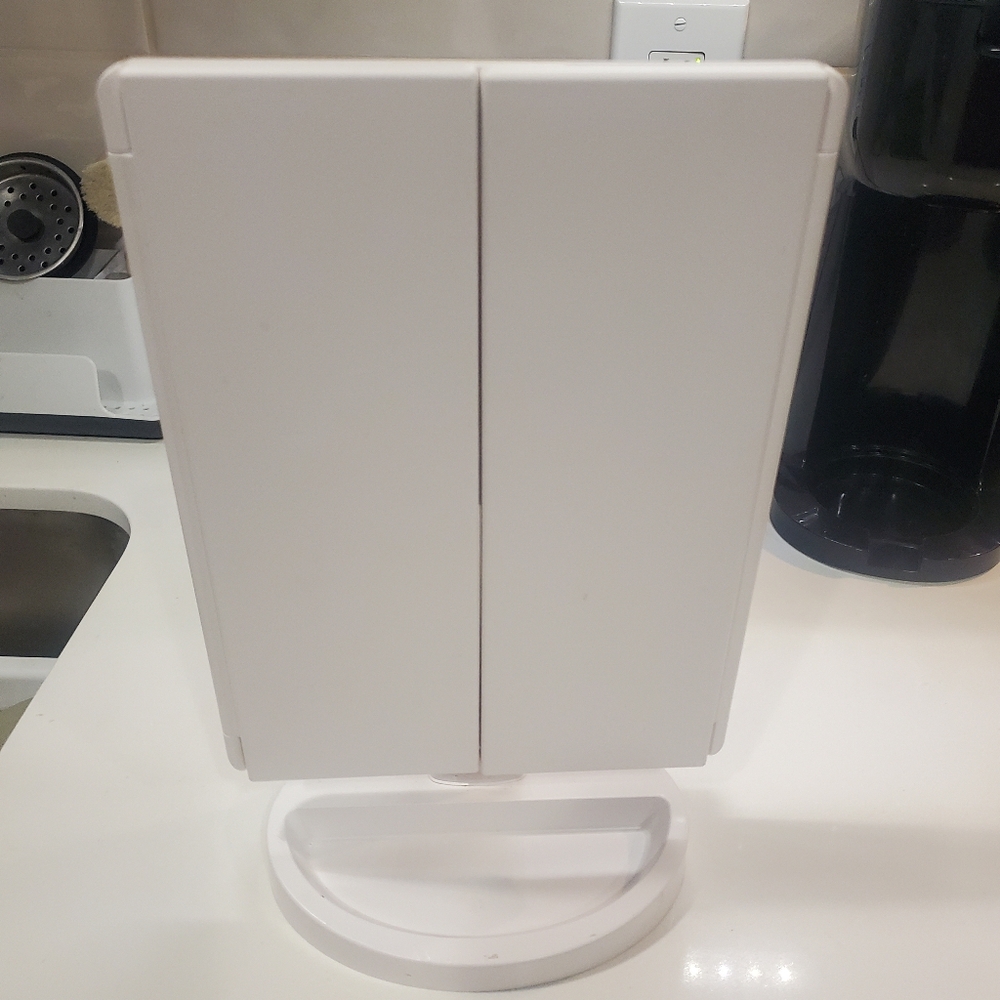 White Lighted Mirror Stand